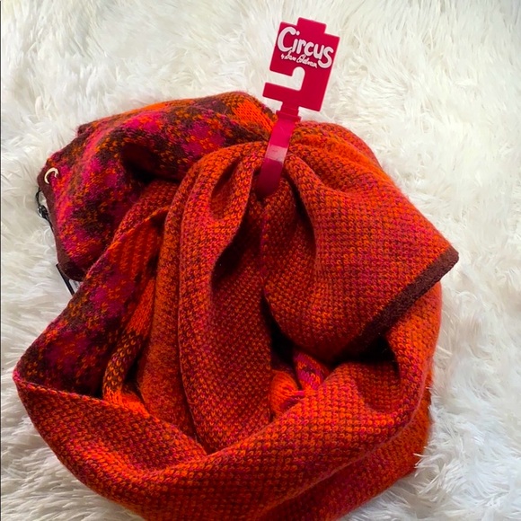 Warm red scarf NWT from Circus - Picture 7 of 8